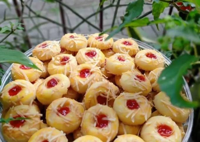 Crunchy strawberry chesee (thumbprint cookies)