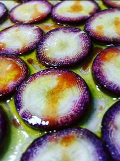 Una foto de Zanahorias moradas con aceite, limón y tabasco