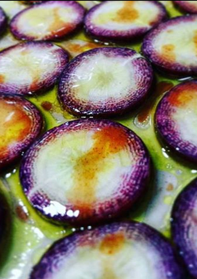Una foto de Zanahorias moradas con aceite, limón y tabasco