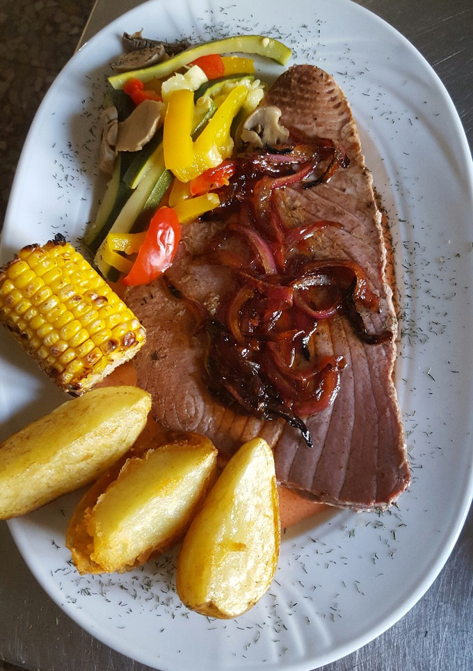 Una foto de Atún en salsa de piquillos y cebolla caramelizada