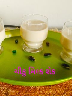ચીકુ મિલ્ક શેક (Chikoo Milk Shake Recipe In Gujarati) રેસીપી મુખ્ય ફોટો