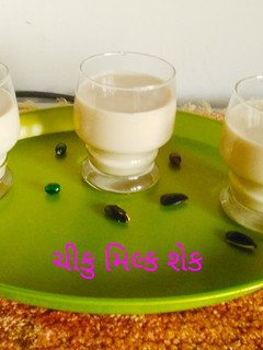 ચીકુ મિલ્ક શેક (Chikoo Milk Shake Recipe In Gujarati) રેસીપી મુખ્ય ફોટો
