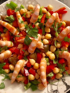Una foto de Ensalada de langostinos y garbanzos