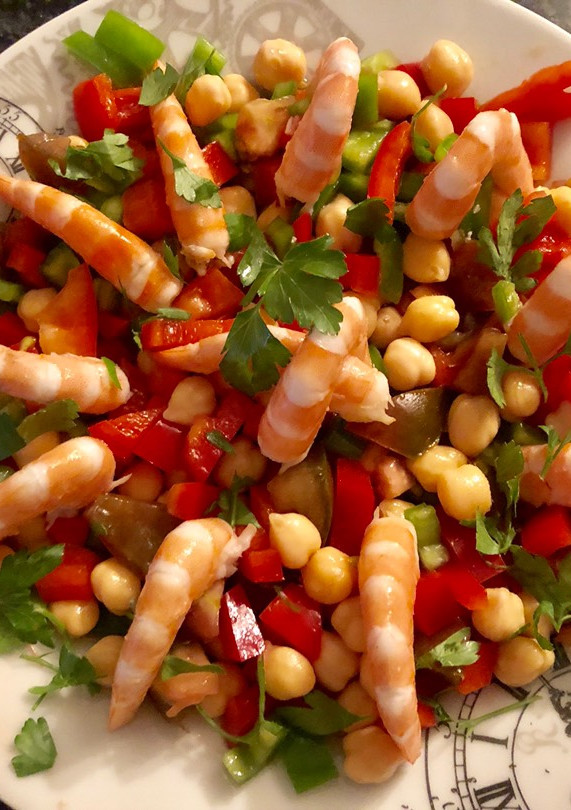 Una foto de Ensalada de langostinos y garbanzos