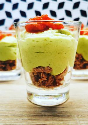 Une photo de Verrines mousse d'avocat, thon, tartare de tomate