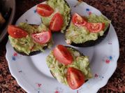 Una foto de aguacate tomates cherry