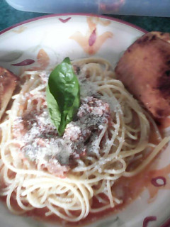 Una foto de Espaguetti con salsa de carne y albahaca