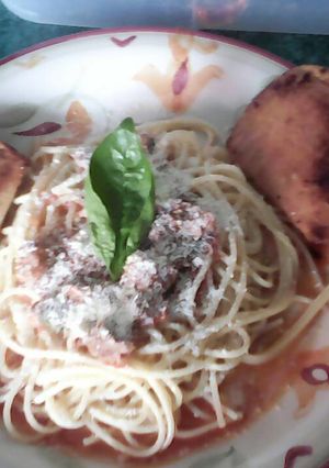 Una foto de Espaguetti con salsa de carne y albahaca