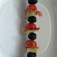 Brocheta con aceitunas negras