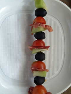 Una foto de Brocheta con aceitunas negras