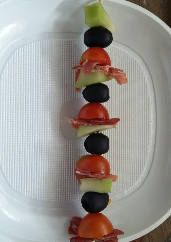 Una foto de Brocheta con aceitunas negras
