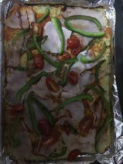 Una foto de Pizza de jamón -sin gluten, baja en carbohidratos