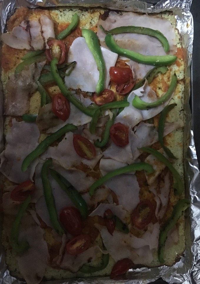 Una foto de Pizza de jamón -sin gluten, baja en carbohidratos