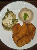 Milanesas de pollo, acompañadas de rajas poblanas y puré de papa
