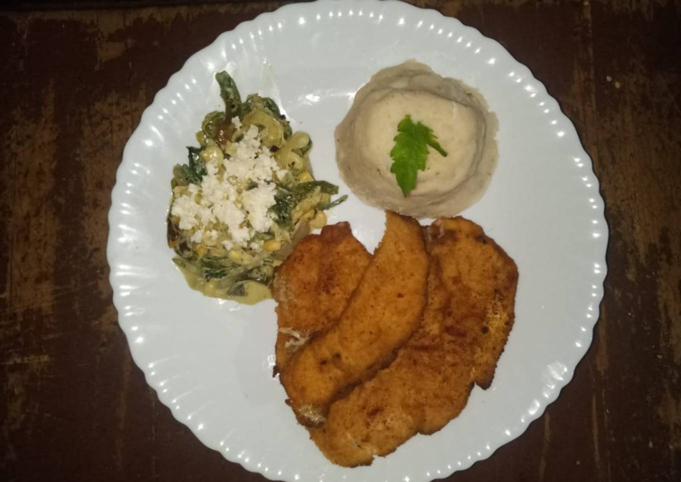 Milanesas de pollo, acompañadas de rajas poblanas y puré de papa