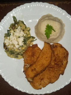 Una foto de Milanesas de pollo, acompañadas de rajas poblanas y puré de papa
