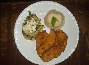 Una foto de Milanesas de pollo, acompañadas de rajas poblanas y puré de papa