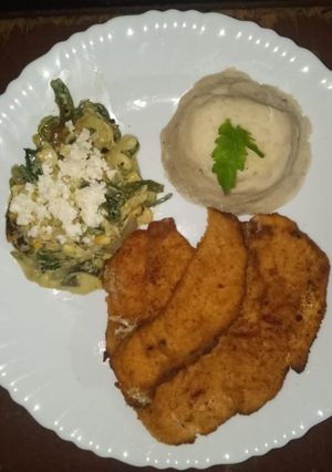 Una foto de Milanesas de pollo, acompañadas de rajas poblanas y puré de papa