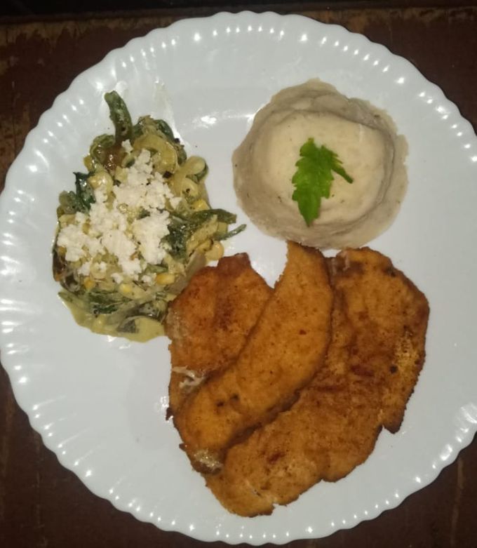 Una foto de Milanesas de pollo, acompañadas de rajas poblanas y puré de papa