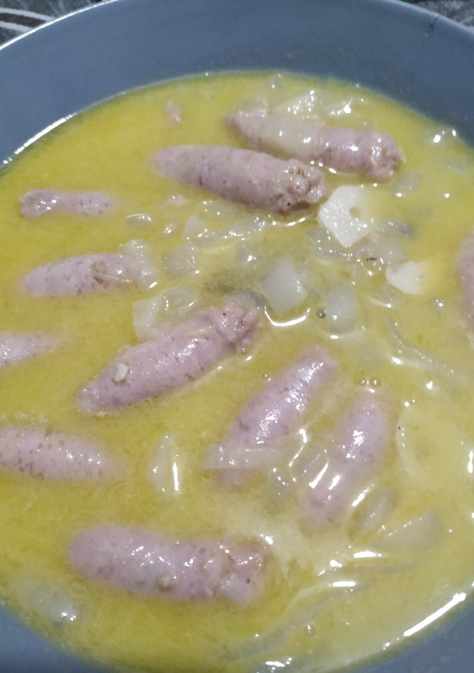 Una foto de Salchichas frescas al vino 🌭🧅🧄