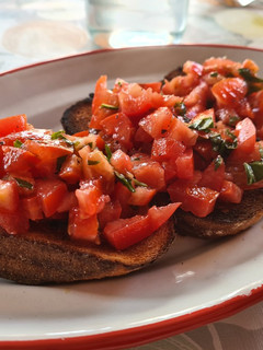 Una foto de Bruschetta di pomodoro e basilico
