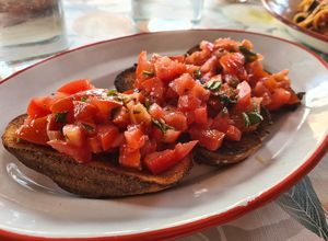 Foto principal de Bruschetta di pomodoro e basilico