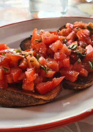 Una foto de Bruschetta di pomodoro e basilico