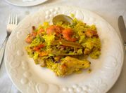 Una foto de paella con vino