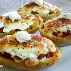 A picture of Baked stuffed potatoes skin.