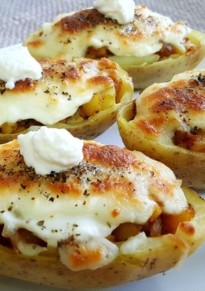 A picture of Baked stuffed potatoes skin.