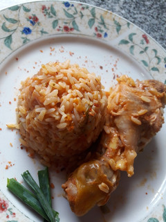 Una foto de Arroz con pollo en olla presión