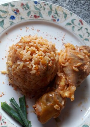 Una foto de Arroz con pollo en olla presión