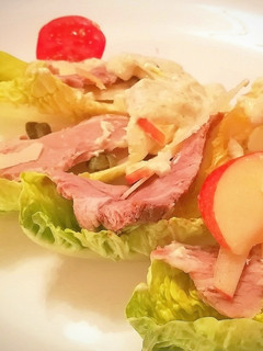 Foto principal de Ensalada Cèsar con carne asada y salsa tártara