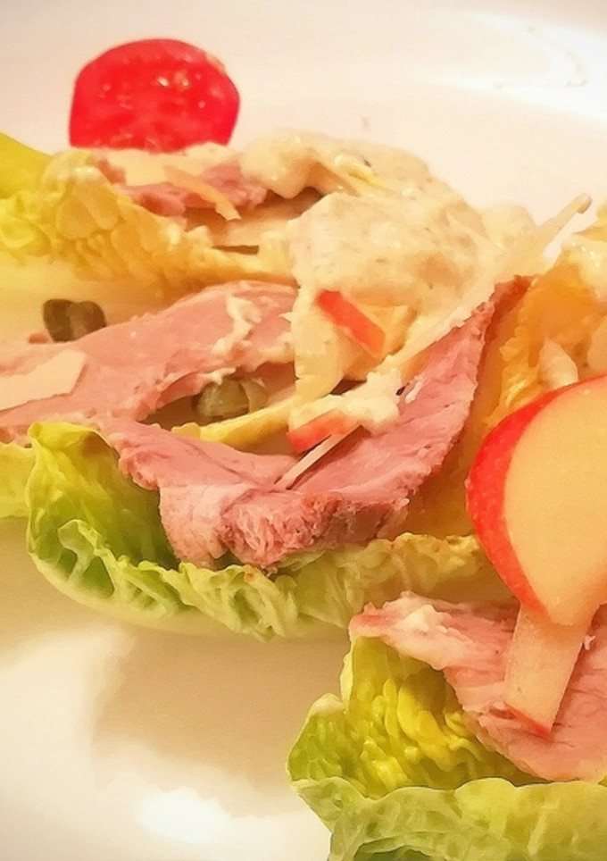 Una foto de Ensalada Cèsar con carne asada y salsa tártara