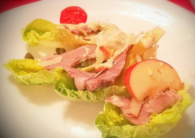 Ensalada Cèsar con carne asada y salsa tártara