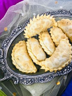 मावा गुजिया (mawa gujiya recipe in Hindi) रेसिपी मुख्य फोटो