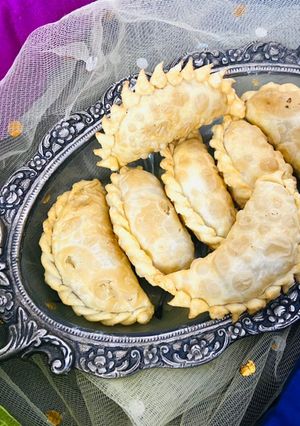 मावा गुजिया (mawa gujiya recipe in Hindi) रेसिपी मुख्य फोटो