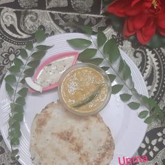 A picture of Appam Kerala style with Coconut Chutney.