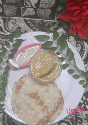 A picture of Appam Kerala style with Coconut Chutney.