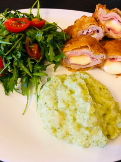 Cordon Bleu brokkolis krumplipürével recept fotója