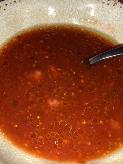 Una foto de Sopa fría de jugo y pepas de tomates 🍅