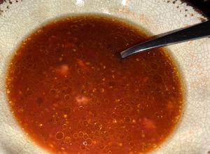 Una foto de Sopa fría de jugo y pepas de tomates 🍅