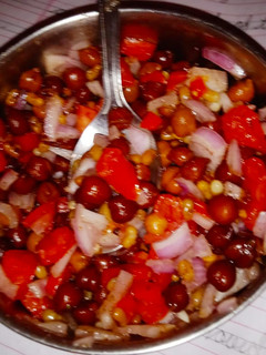 काले चने और सोयाबीन चाट(kale chane aur soyabean chaat recipe in hindi) रेसिपी मुख्य फोटो