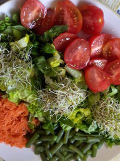 Una foto de Ensalada variada con brotes de alfalfa y brócoli