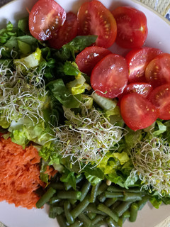 Una foto de Ensalada variada con brotes de alfalfa y brócoli