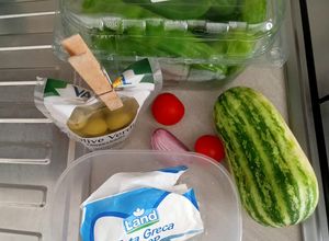 Foto di Insalata Greca con Peperoni Pomodorini e Olive Verdi e Feta Cetrioli