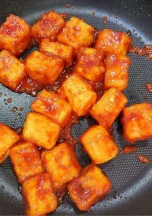 Hình của món 두부강정 (đậu phụ sốt tương cà).