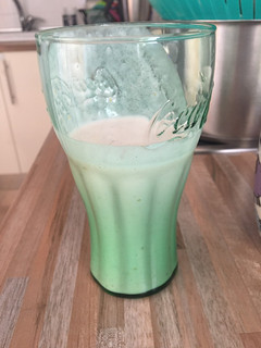 Una foto de Smoothie Thermomix de fresa, coco y plátano