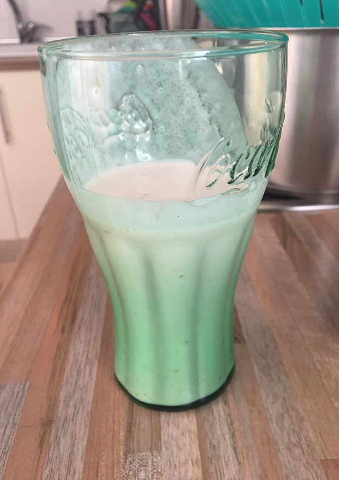 Una foto de Smoothie Thermomix de fresa, coco y plátano