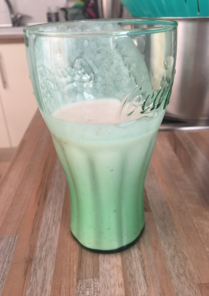 Una foto de Smoothie Thermomix de fresa, coco y plátano